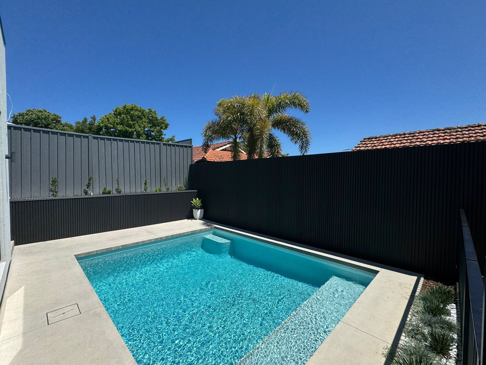 Mur de piscine en bardage Black