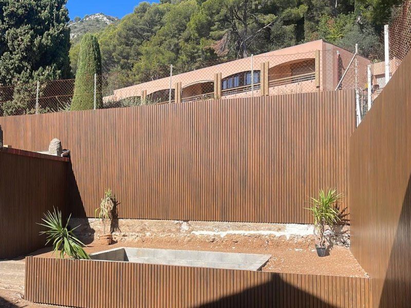 Murs de jardin en lames ton bois, pose verticale