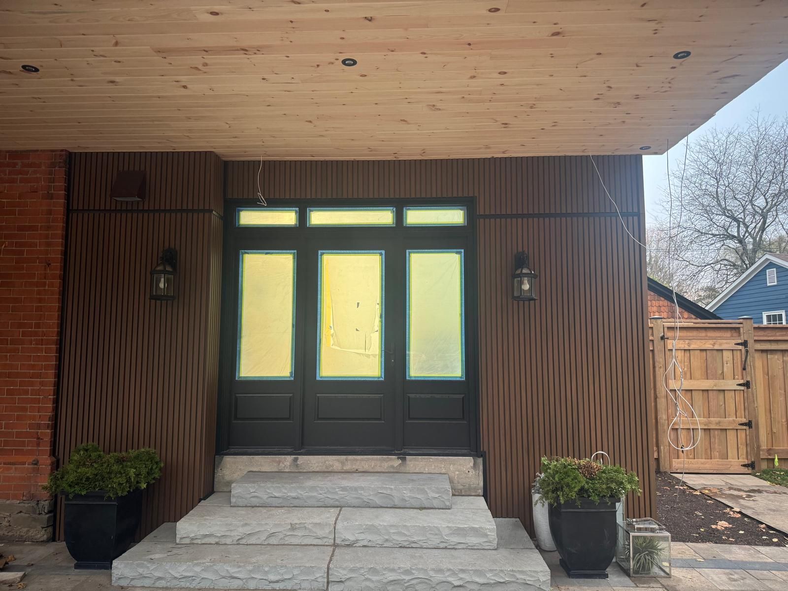 Entrée sous auvent en bardage Oak